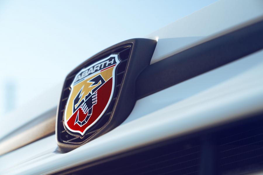 Логотип Abarth 595 Competizione Dubai Autodrome Official Vehicle (312) 2019 года  (фото 12 из 17)